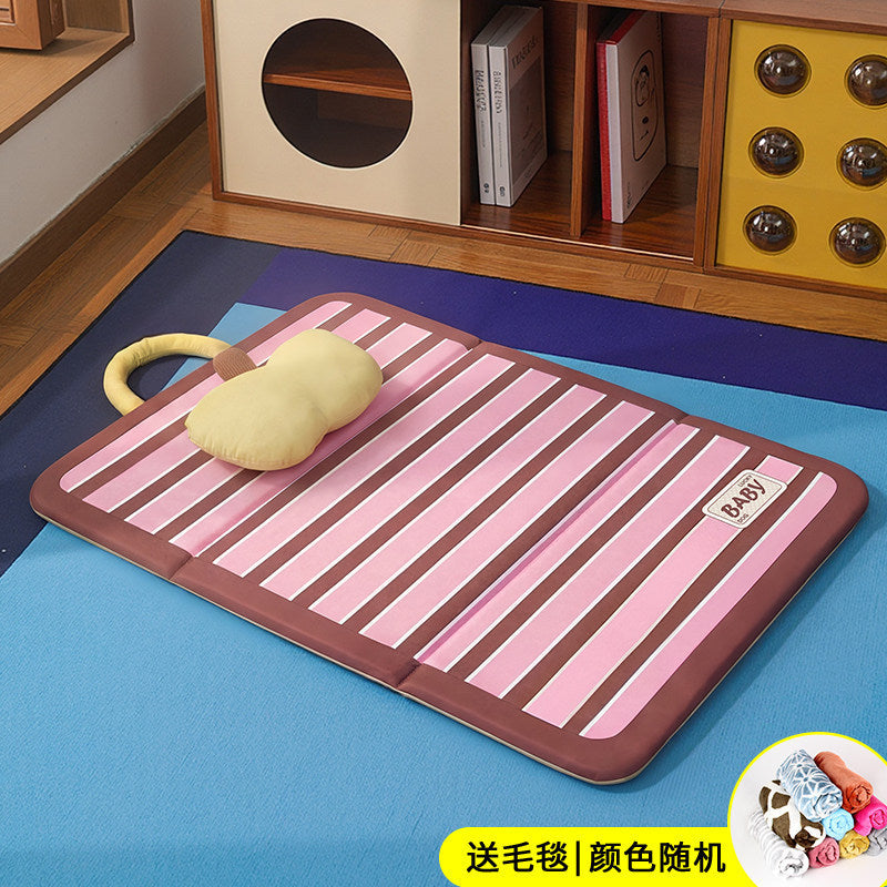 Cooling pet mat for dogs and cats in warm weather, extra detail view