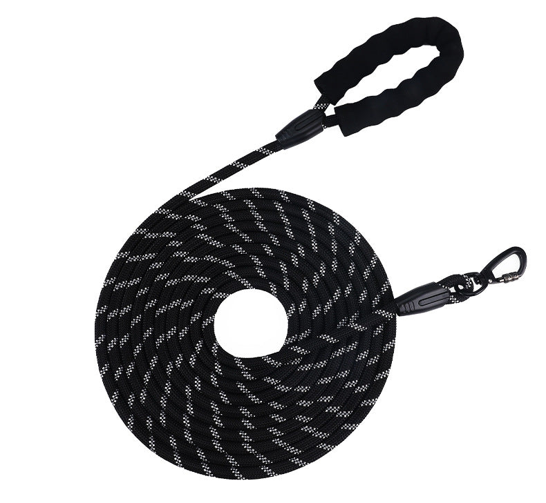 Reflective nylon dog lead for walks and tracking, ideal for everyday use