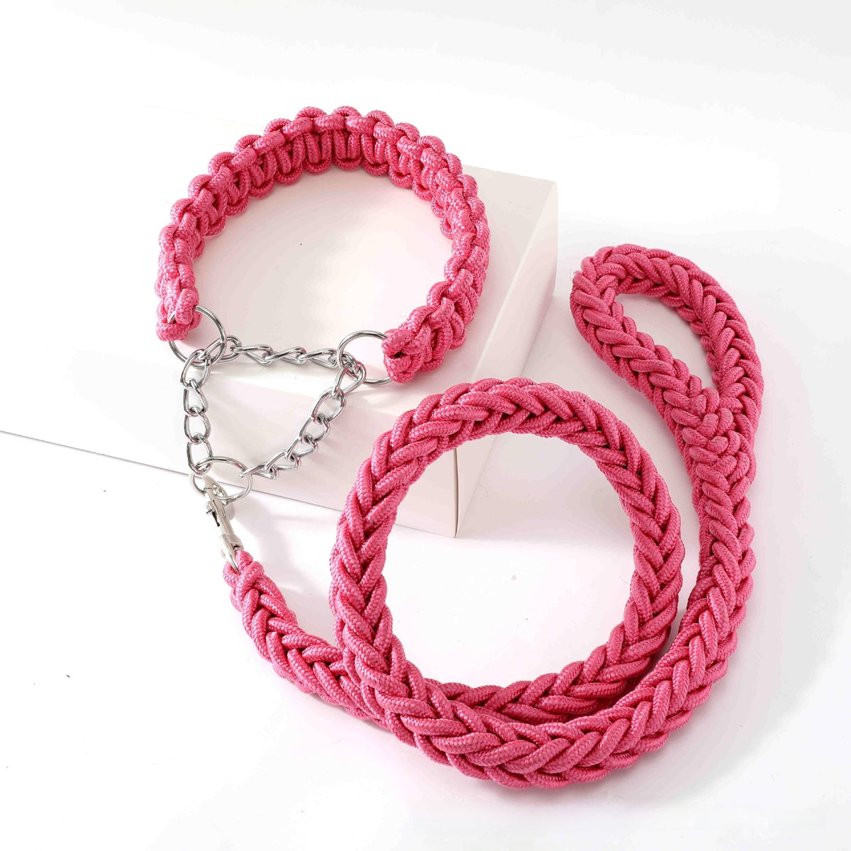 Nylon dog lead with ergonomic grip, ideal for everyday use