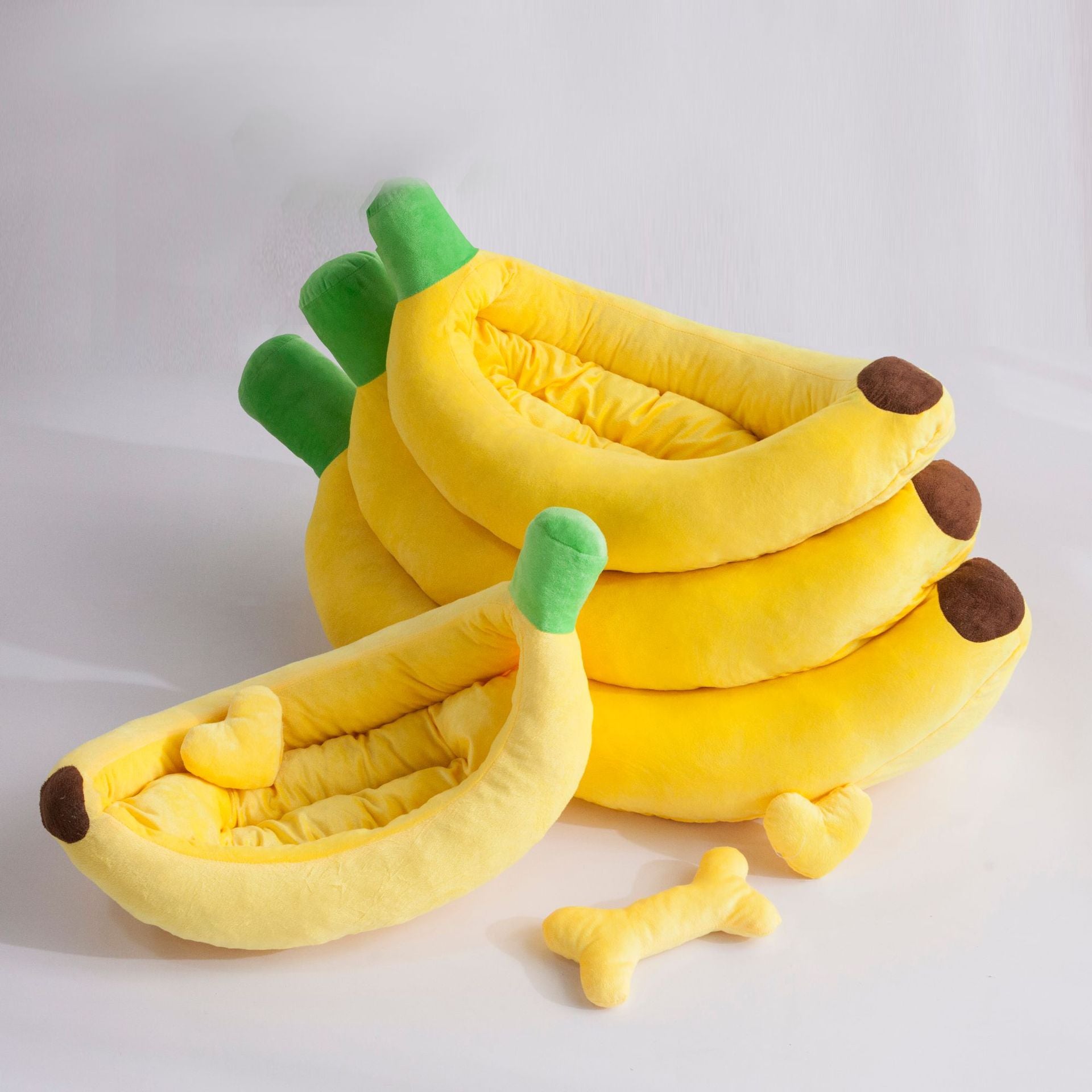Banana shaped cartoon cat bed with soft washable cushion