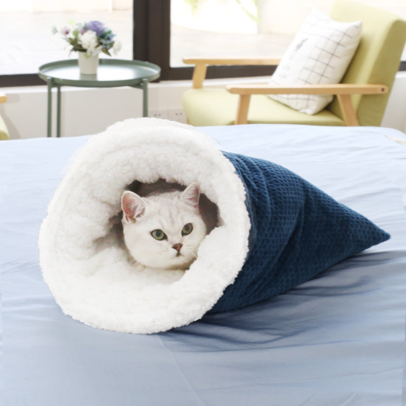 Cosy plush cat sleeping sack in light grey, product image 4