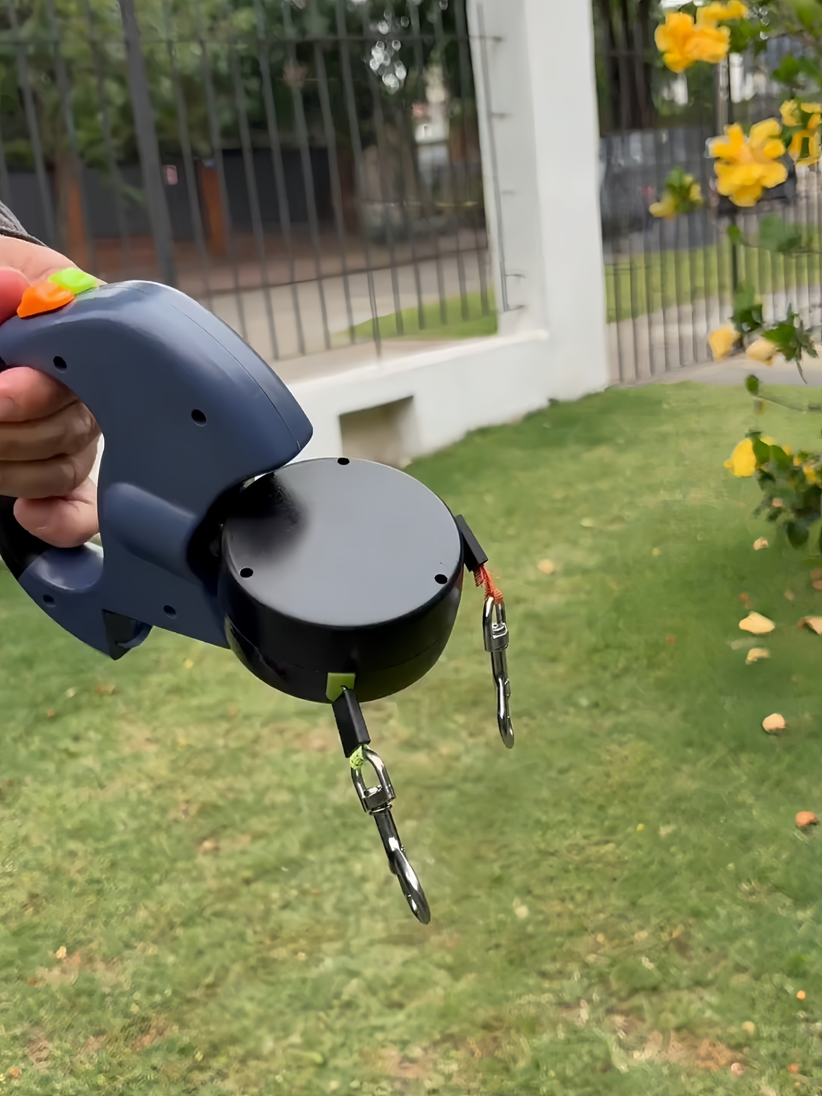 Tangle free twin retractable lead with comfortable handle