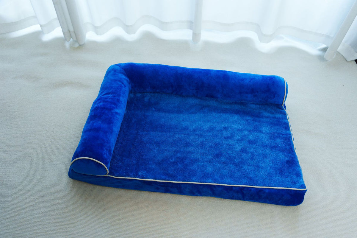 Plush pet bed with removable cover in wheat colour