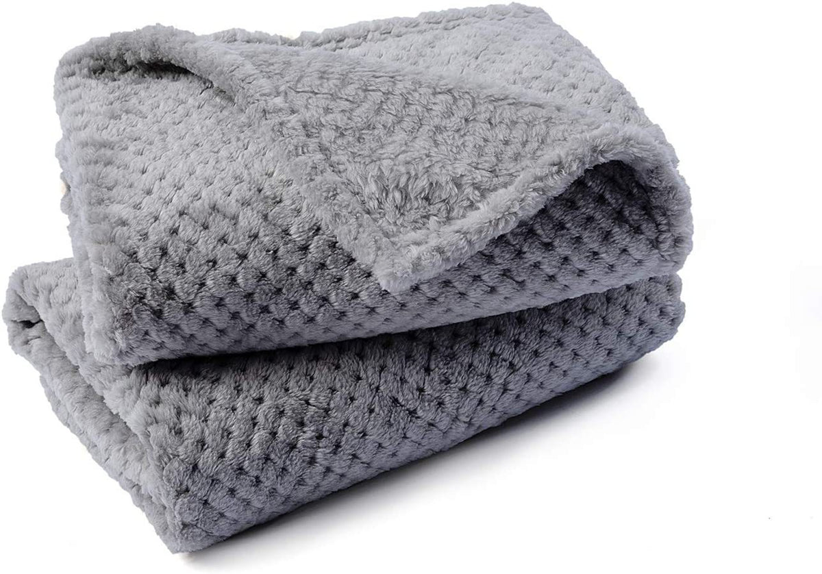 Thick velvet pet blanket in grey for dogs and cats