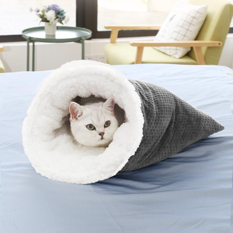Cosy plush cat sleeping sack in light grey, product image 3