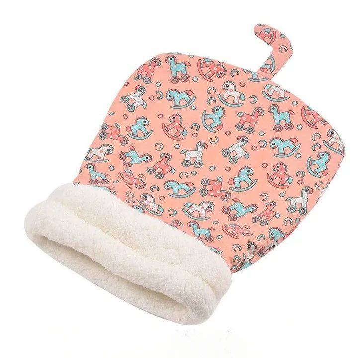 Warm enclosed cat sleeping bag bed, extra detail view