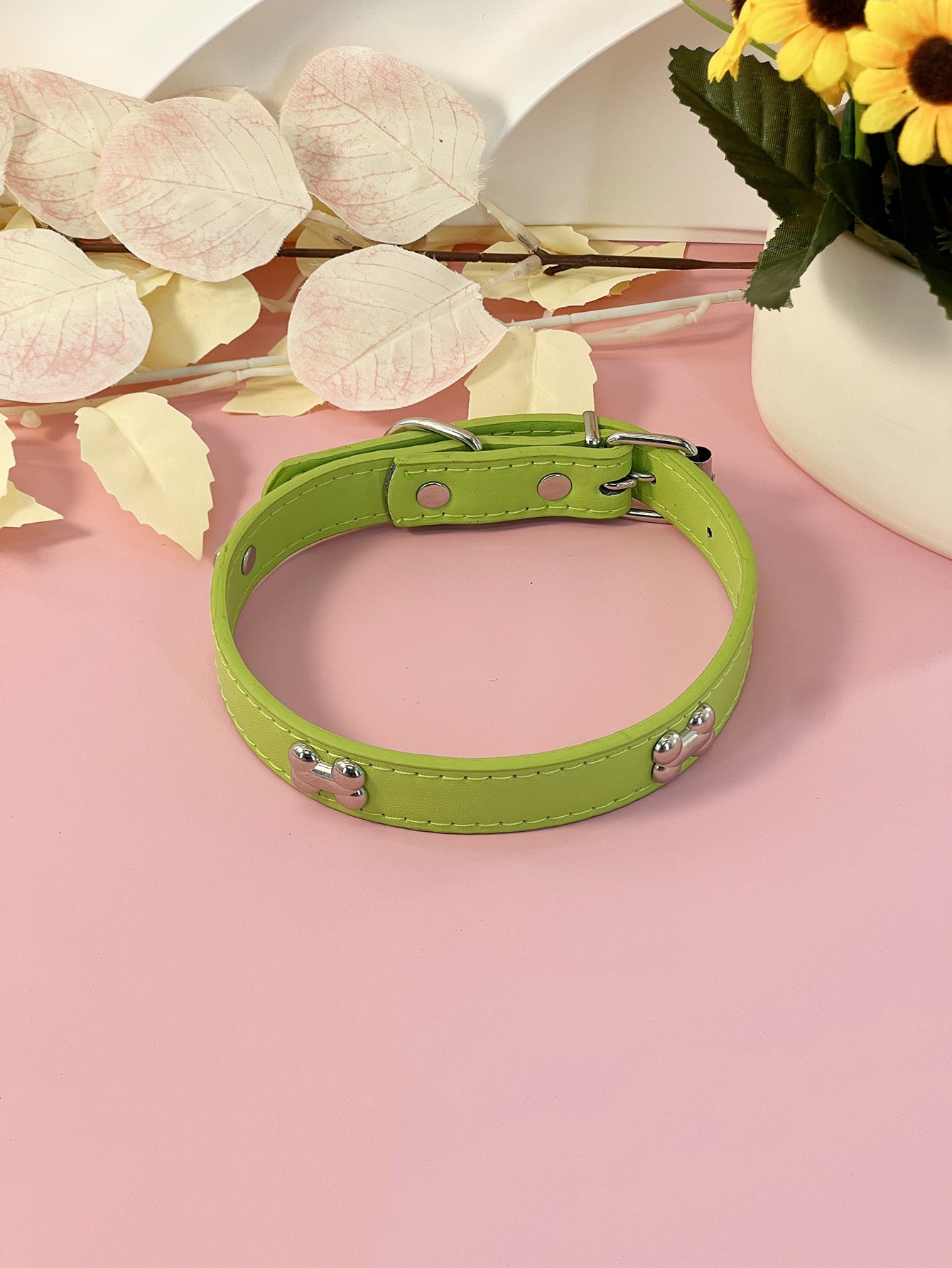 Adjustable PU leather dog collar in Pink, material detail