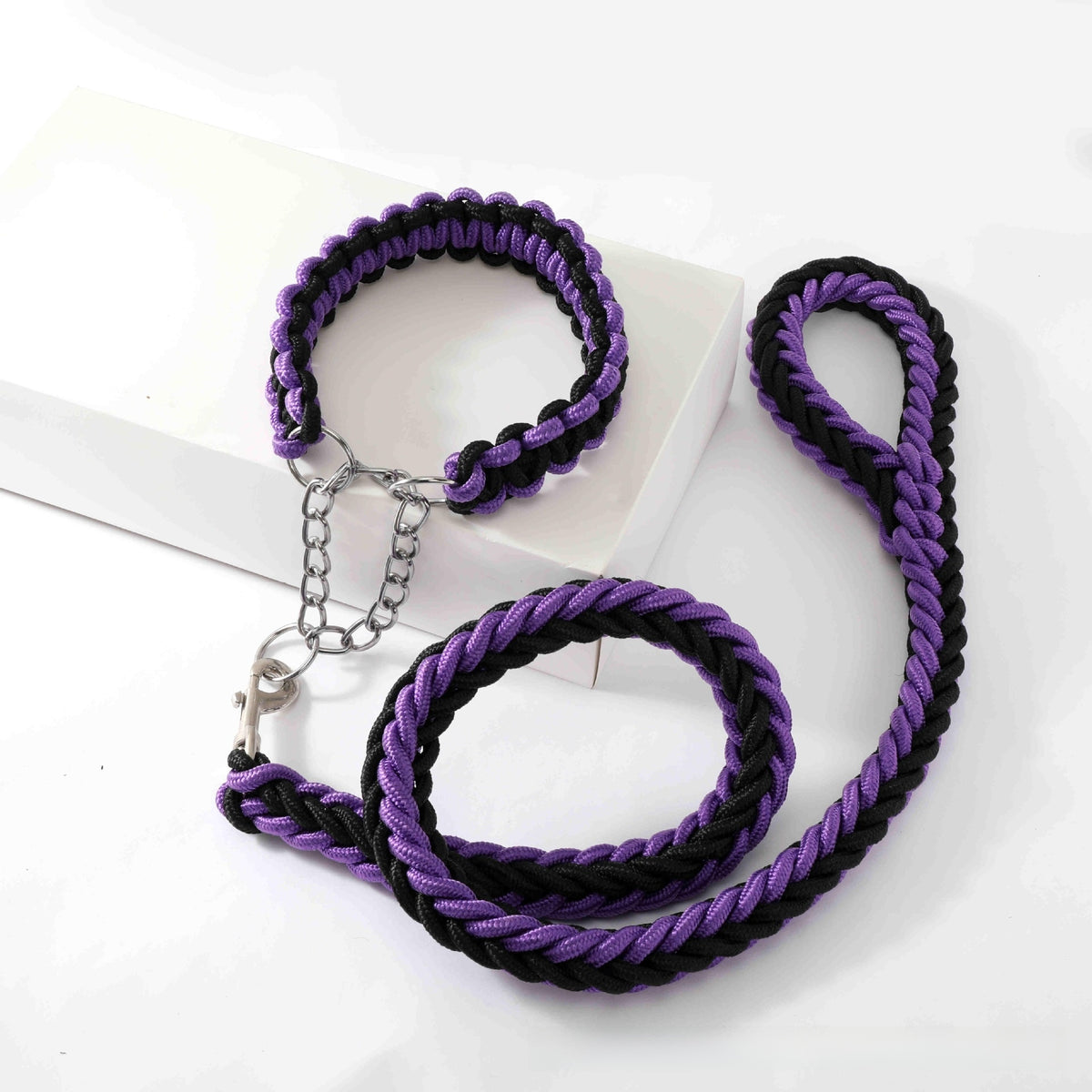 Nylon dog lead with ergonomic grip, available from Pet Royale UK