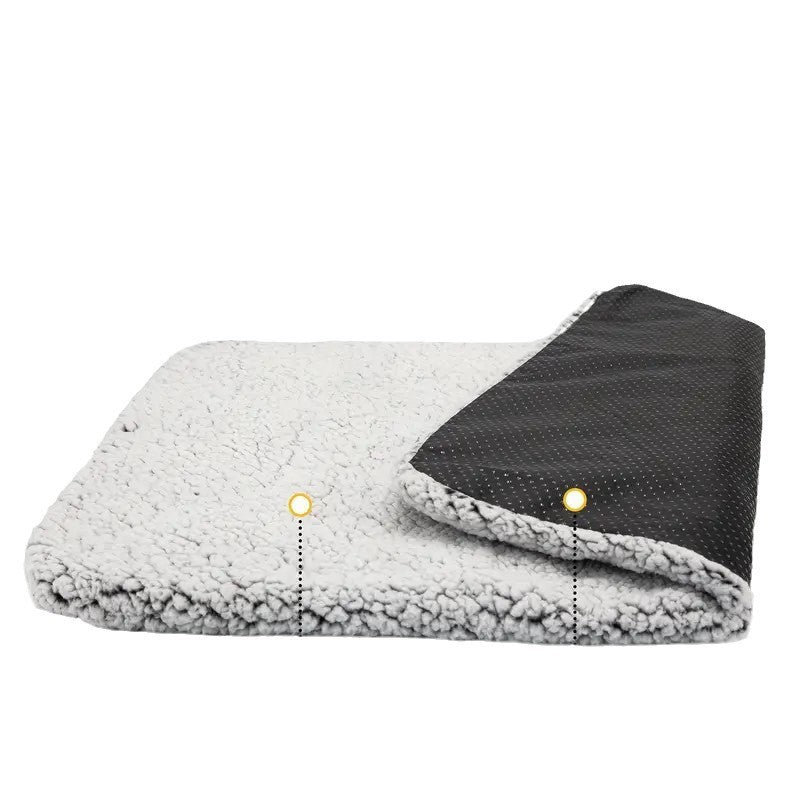 Self-warming pet mat with reflective layer, product detail photo