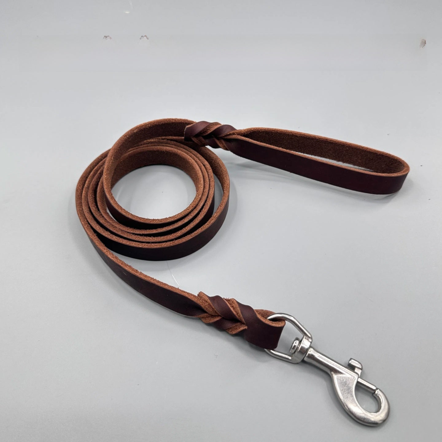 Wide dog lead with metal hook, ideal for everyday use