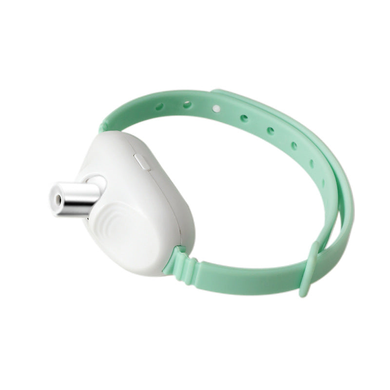 Laser play collar for cats in Pink, in use with a pet