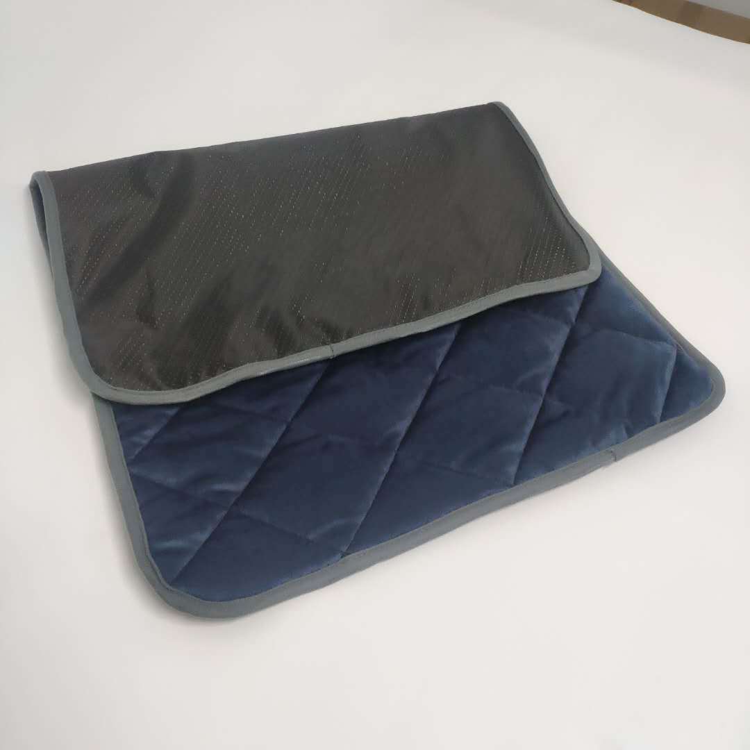 Self-warming five-layer pet pad in grey with trim