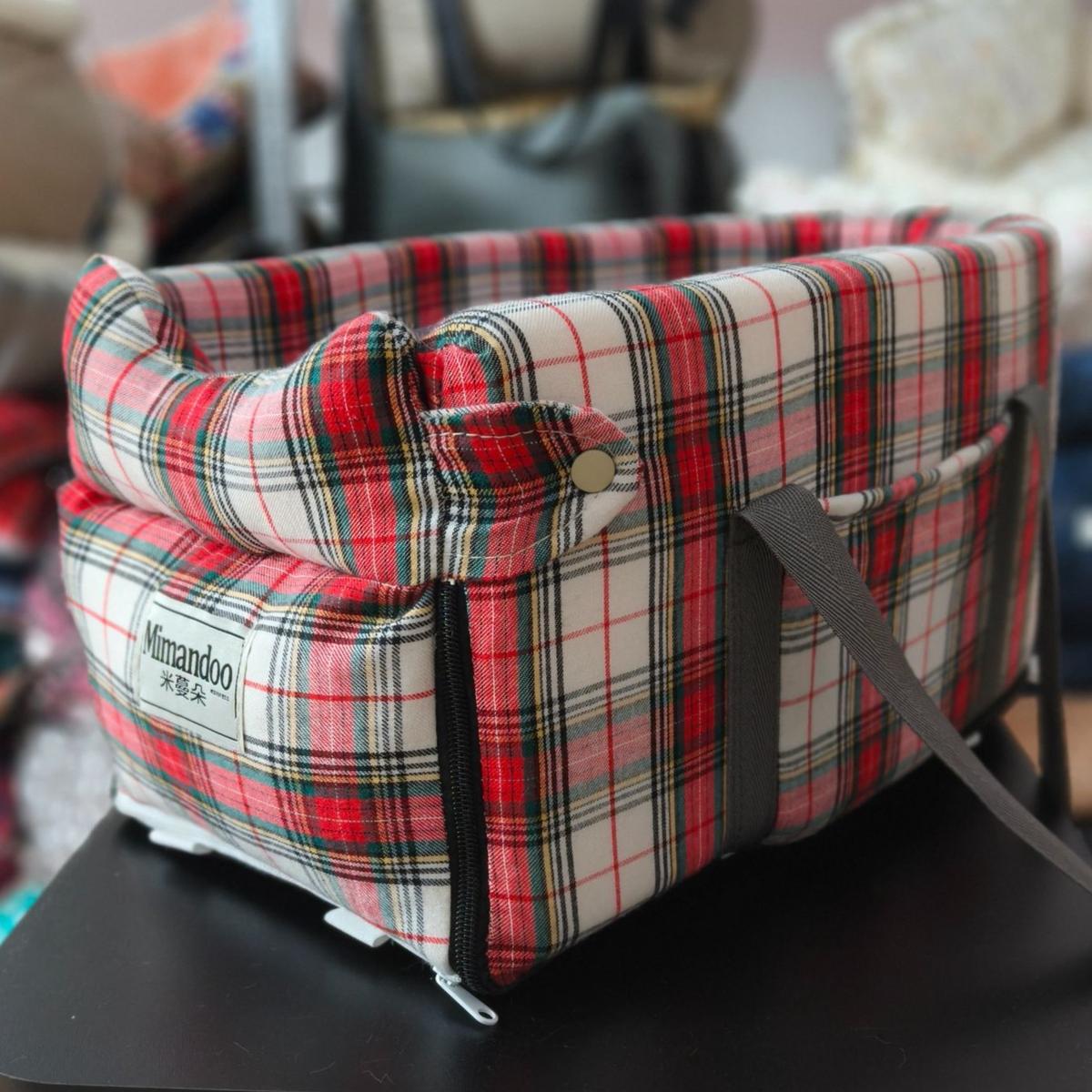 Car console pet seat for small dogs and cats, extra detail view