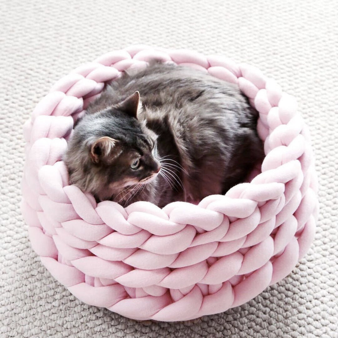 Soft velvet hand-woven round knot pet bed, detail photo 4