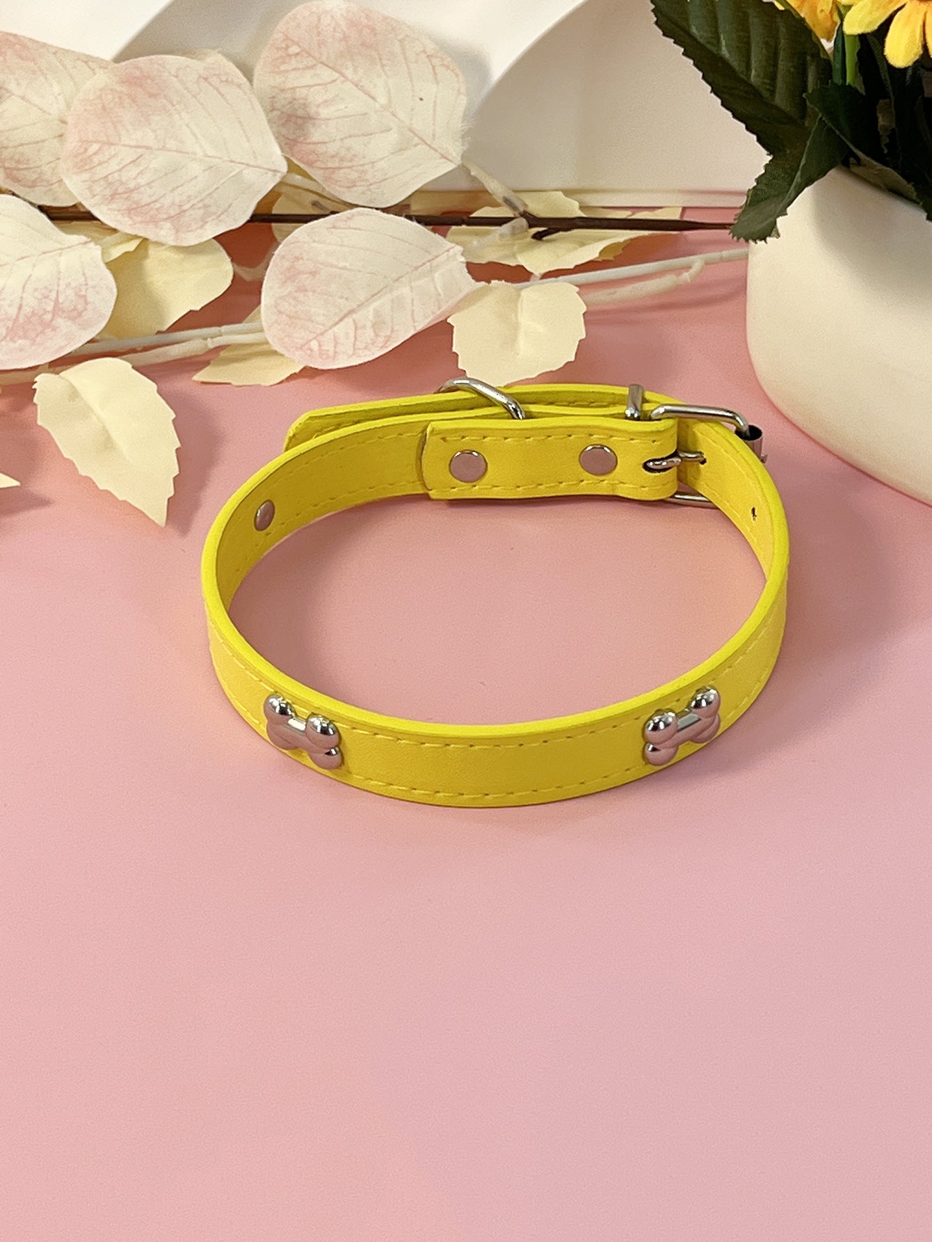 Adjustable PU leather dog collar in Pink, in a home setting