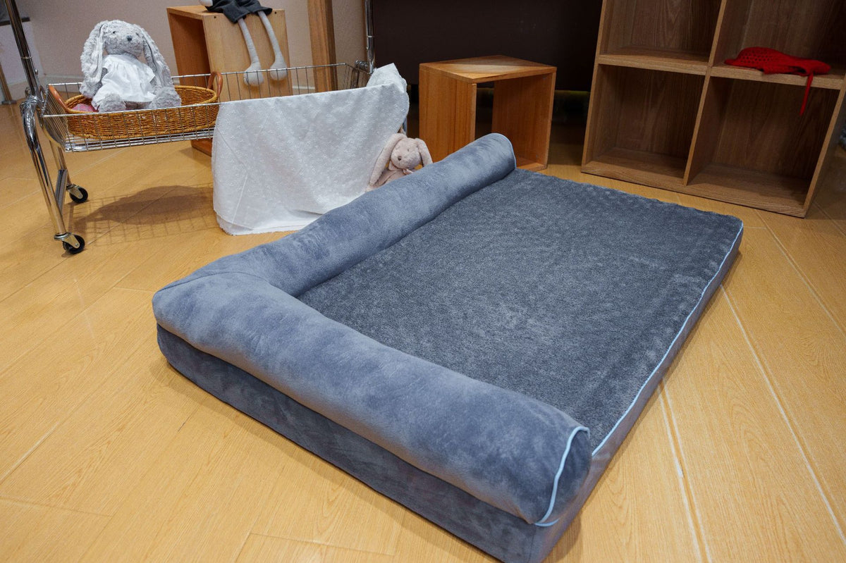 Plush pet bed with removable cover in wheat colour