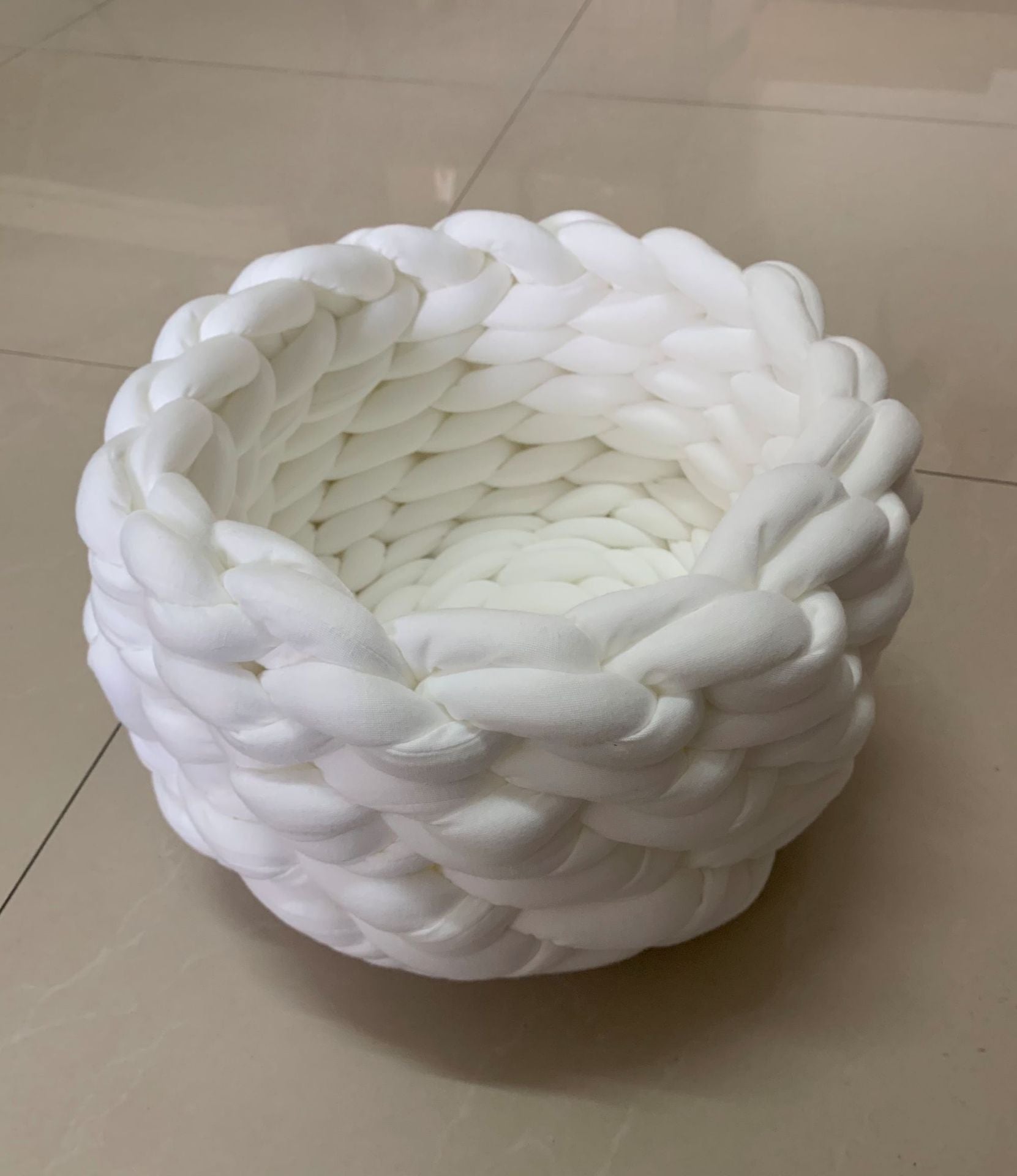 Soft velvet hand-woven round knot pet bed in White, size 30cm