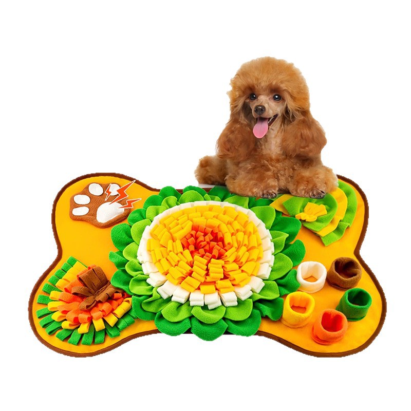 Fleece bone shaped snuffle mat for dogs, detail photo 4
