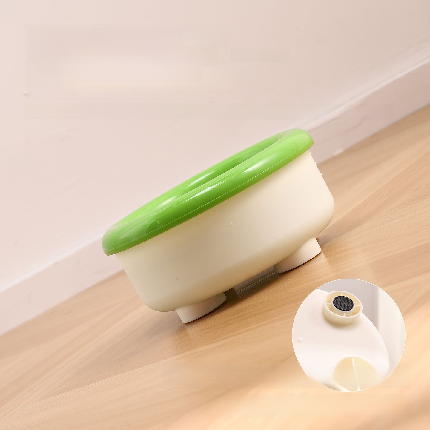 Floating Anti-Wet Mouth Pet Water Bowl with Built-In Filter, Round or Square, 19cm