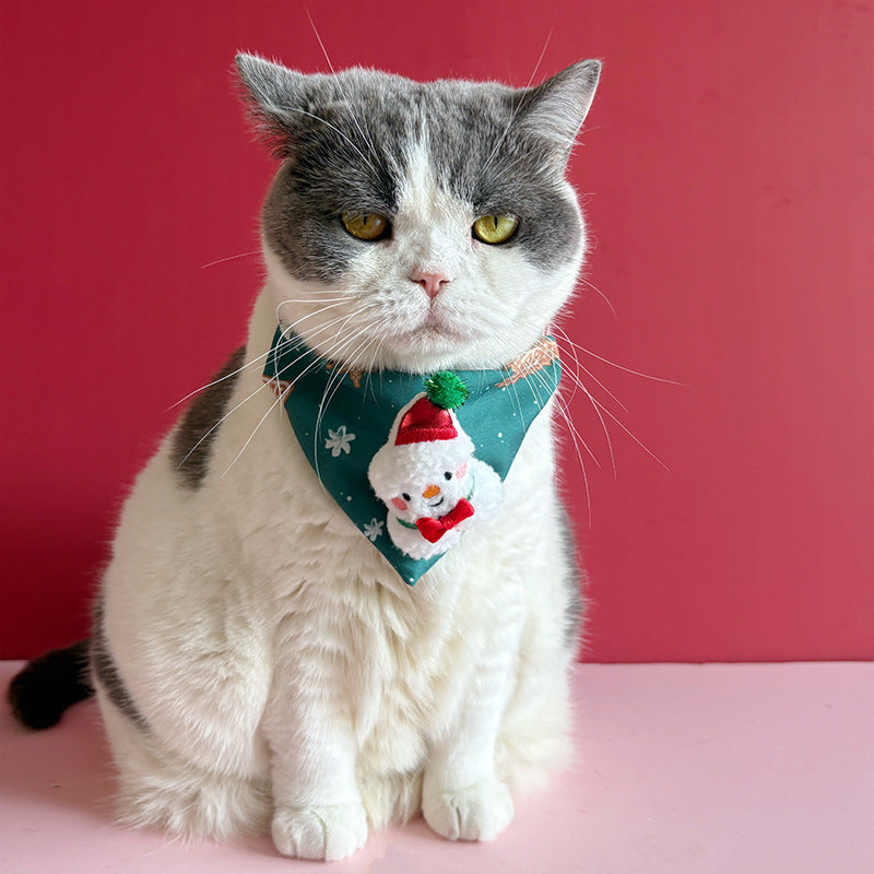 Christmas collar with triangle scarf for cats in Santa, showing size and shape