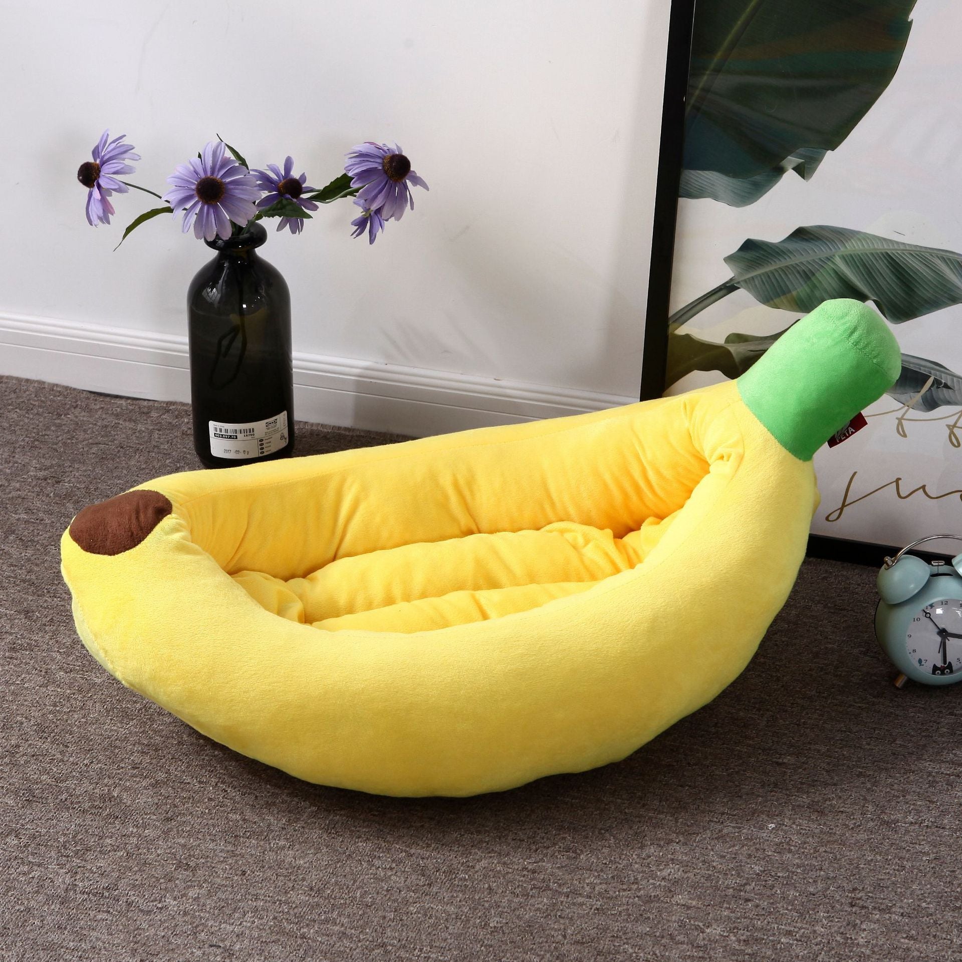Orange carrot shaped pet nest for cats and puppies