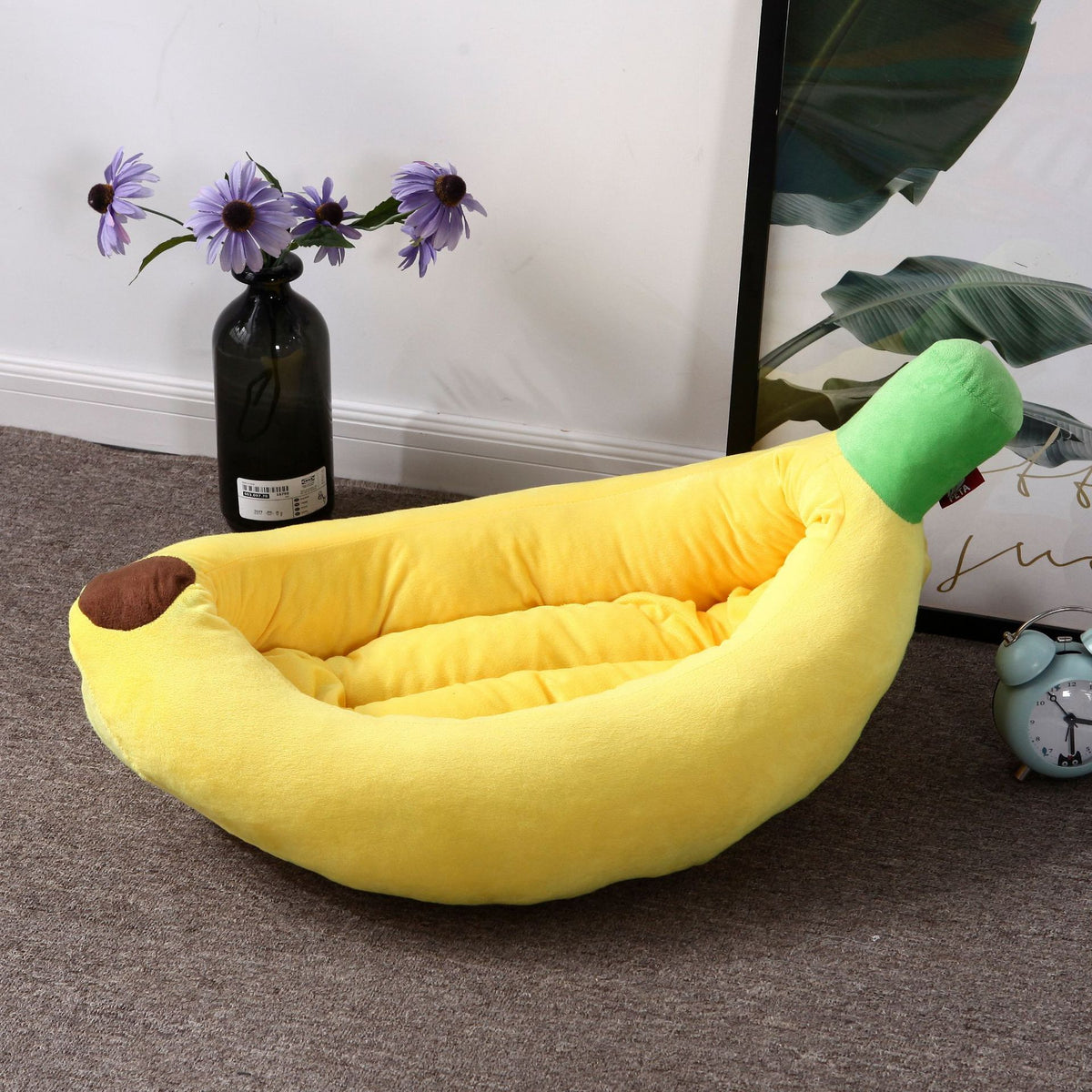Orange carrot shaped pet nest for cats and puppies