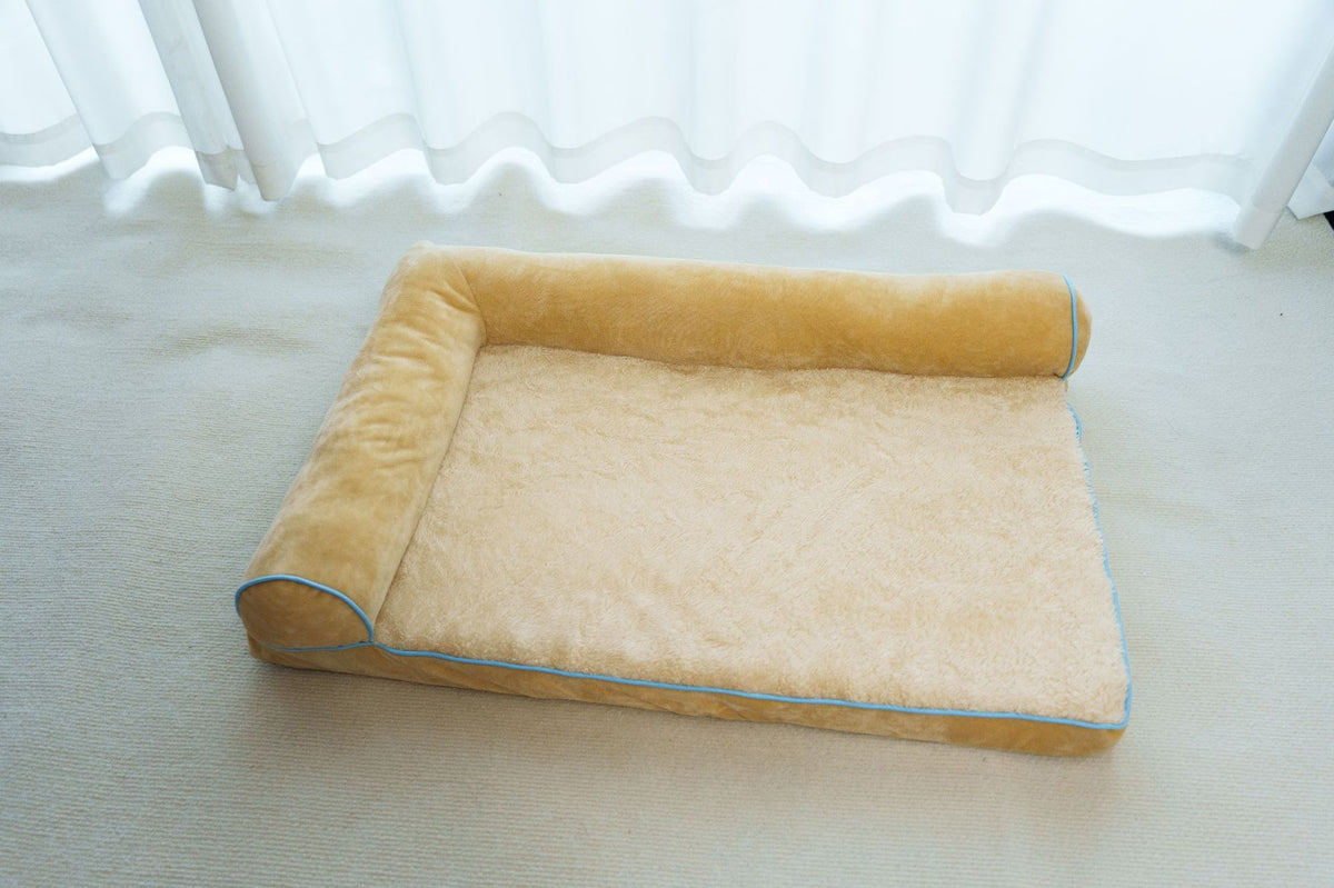 Plush pet bed with removable cover in wheat colour