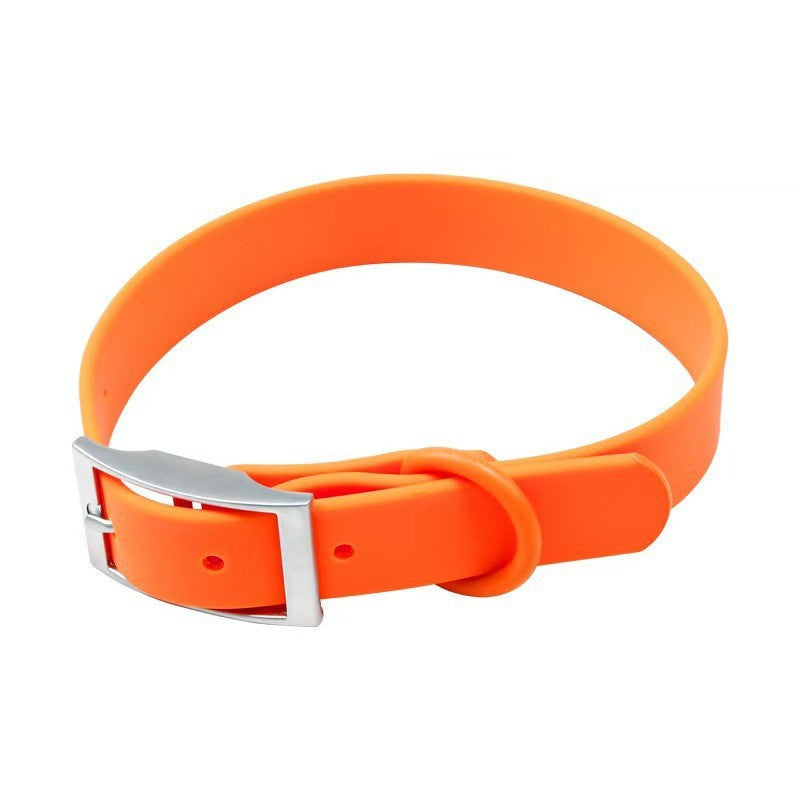 Silicone pet collar with alphabet letters in Black Collar, material detail