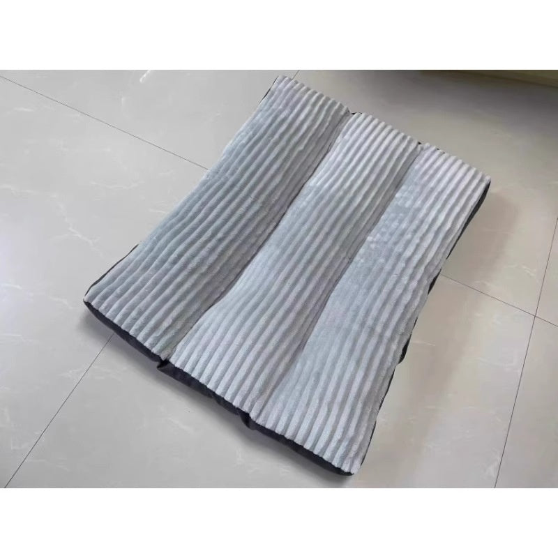 Thick striped dog mat for large dogs, extra detail view
