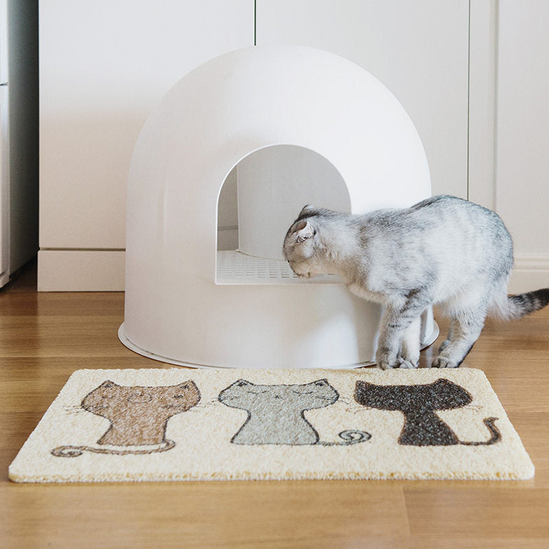 Textured cat litter mat in front of tray, main product photo
