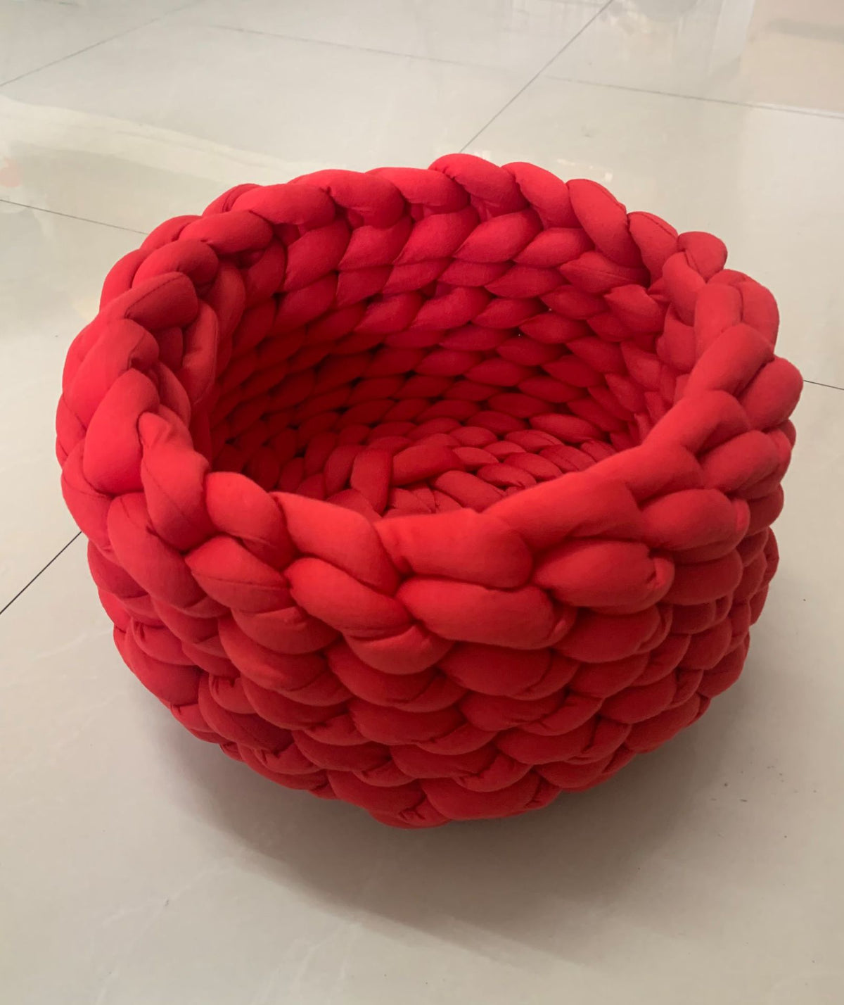 Soft velvet hand-woven round knot pet bed in Red, size 35cm