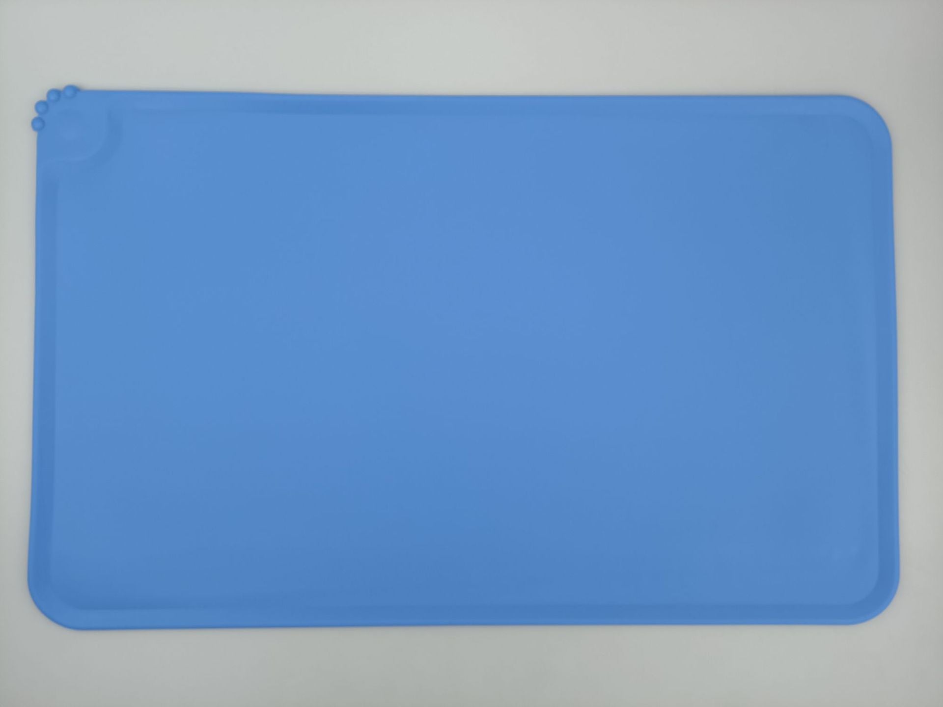 Silicone pet feeding mat with raised edges in grey