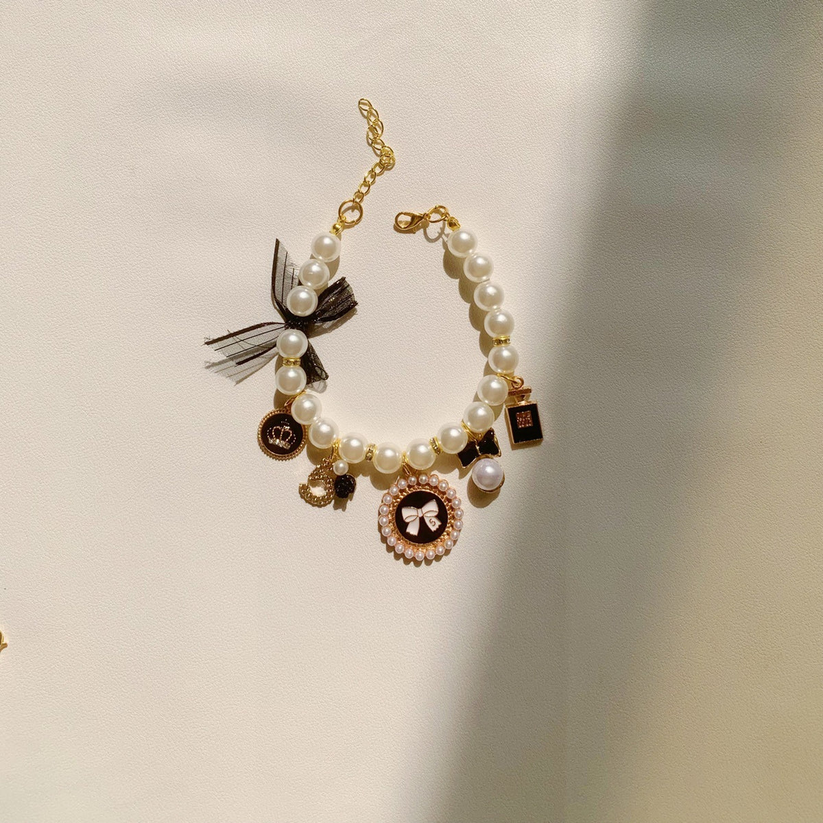 Faux pearl necklace collar with bell in Pink, close-up detail