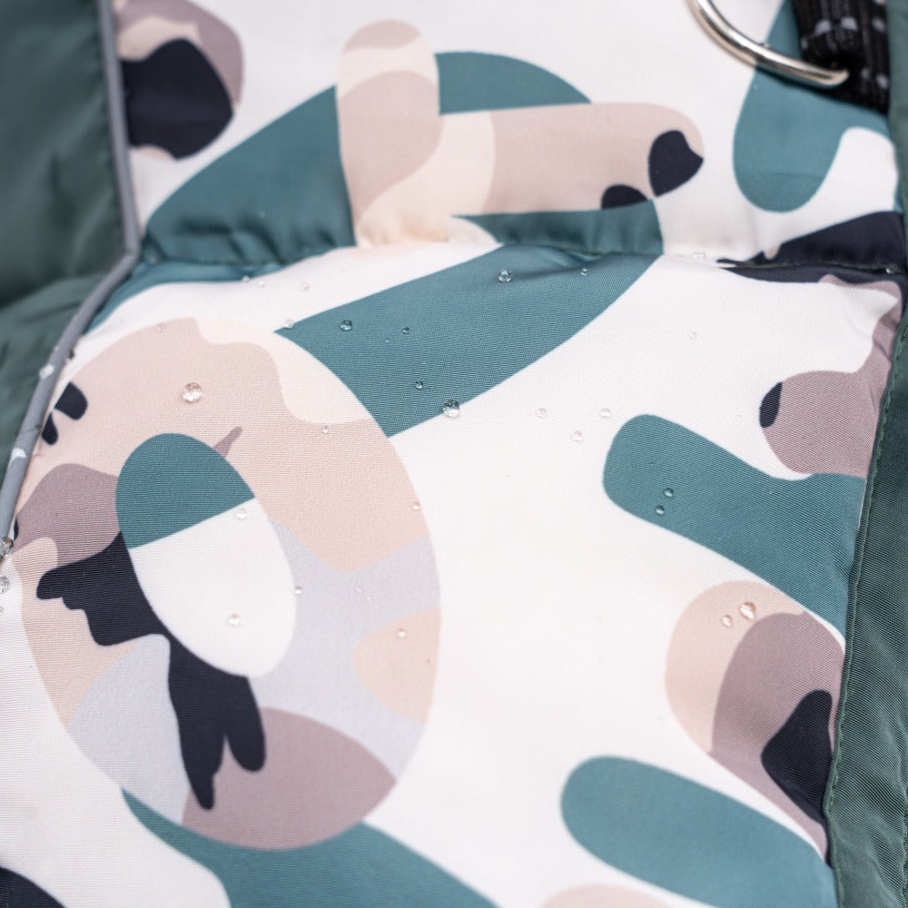 Waterproof camouflage four-leg dog coat in Purple Camouflage, close-up detail
