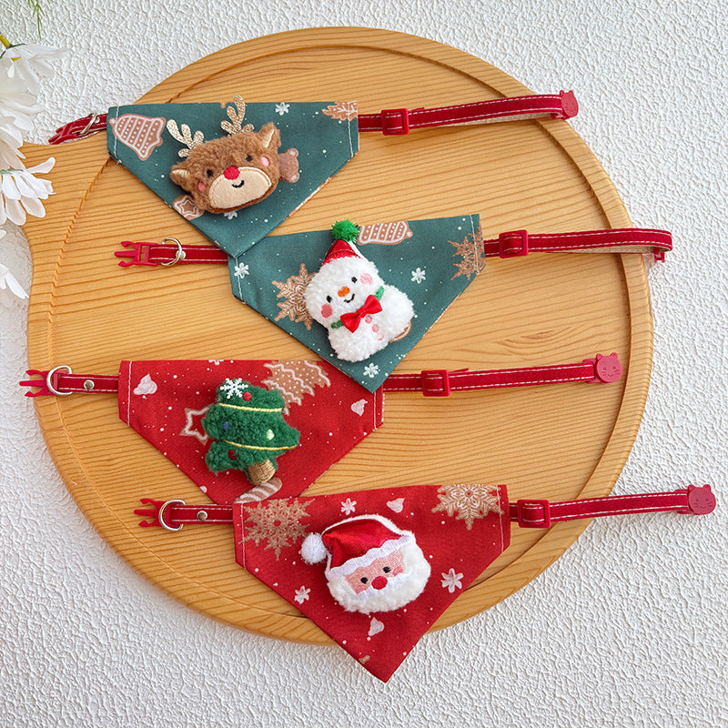 Christmas collar with triangle scarf for cats in Christmas Tree, close-up detail