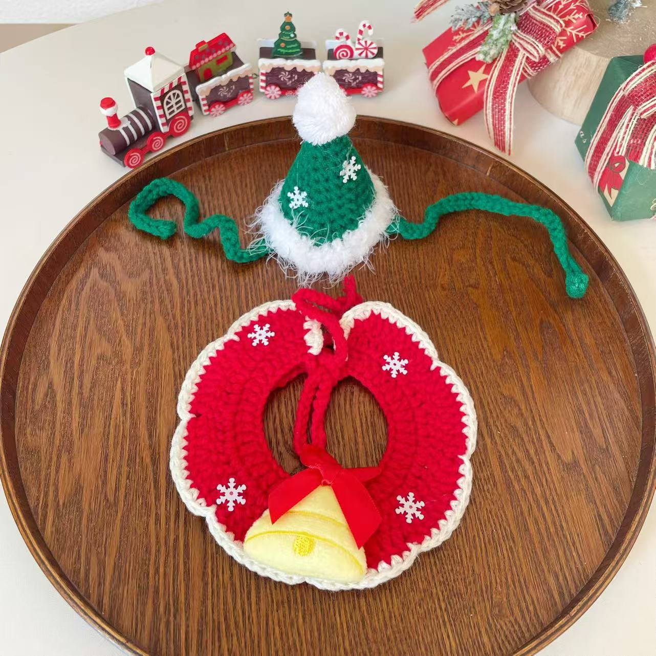 Hand-crocheted Christmas collar for cats with snowflake design, product image 2