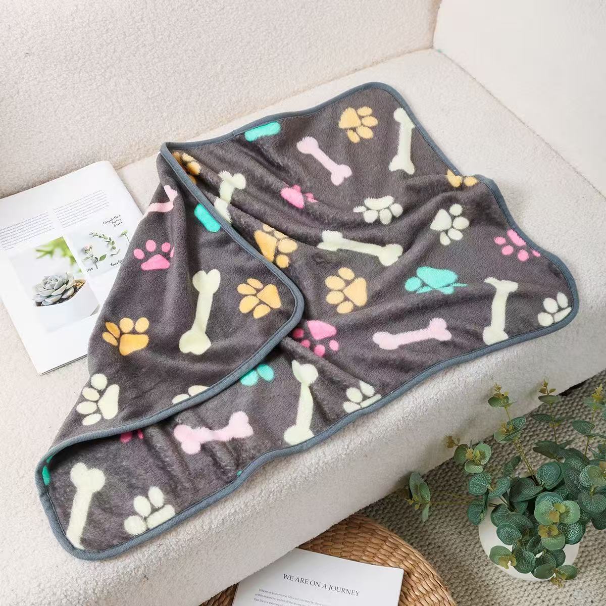 Small coral fleece pet mat, extra detail view