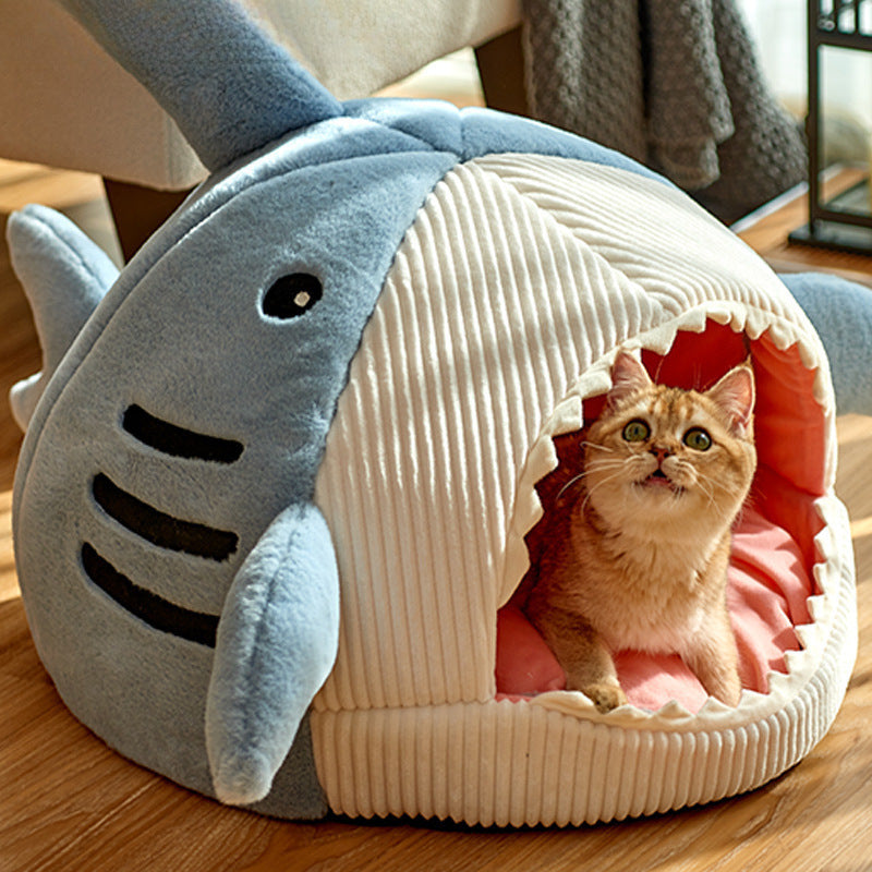 Shark-shaped semi-enclosed cat bed in light grey fabric for cats