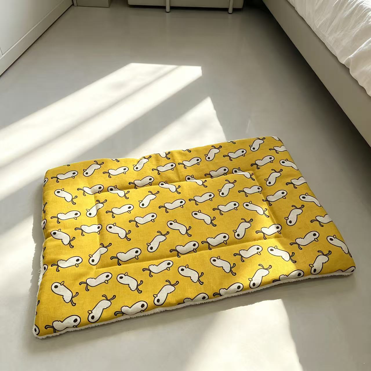 Patterned flannel dog mat with cute print for crates and beds, photo 93