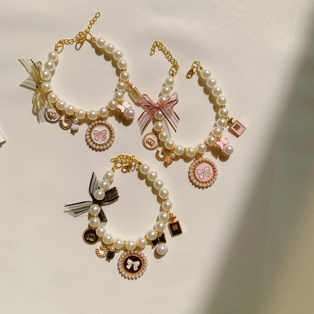 Faux pearl necklace collar with bell in Black, close-up detail