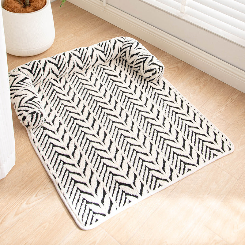 Grey plush leaf pattern pet mat with anti-slip base, photo 3