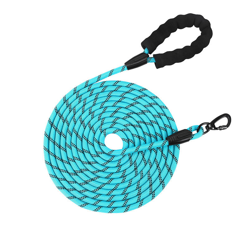 Reflective nylon dog lead for walks and tracking, ideal for everyday use