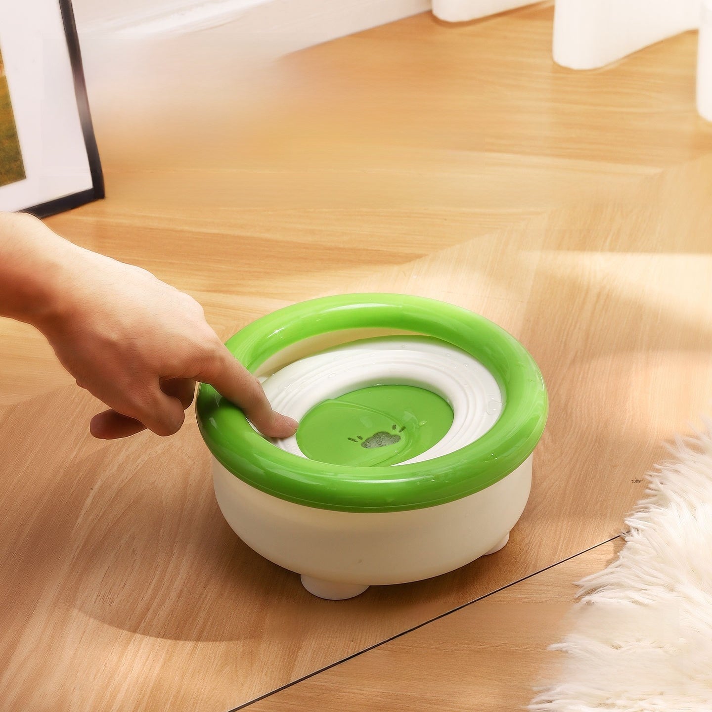Floating Anti-Wet Mouth Pet Water Bowl with Built-In Filter, Round or Square, 19cm