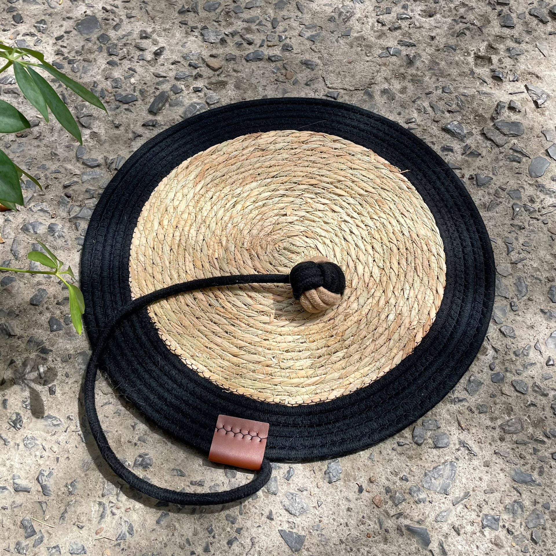 Round woven cattail grass cat scratch mat in Black, size 40cm Diameter