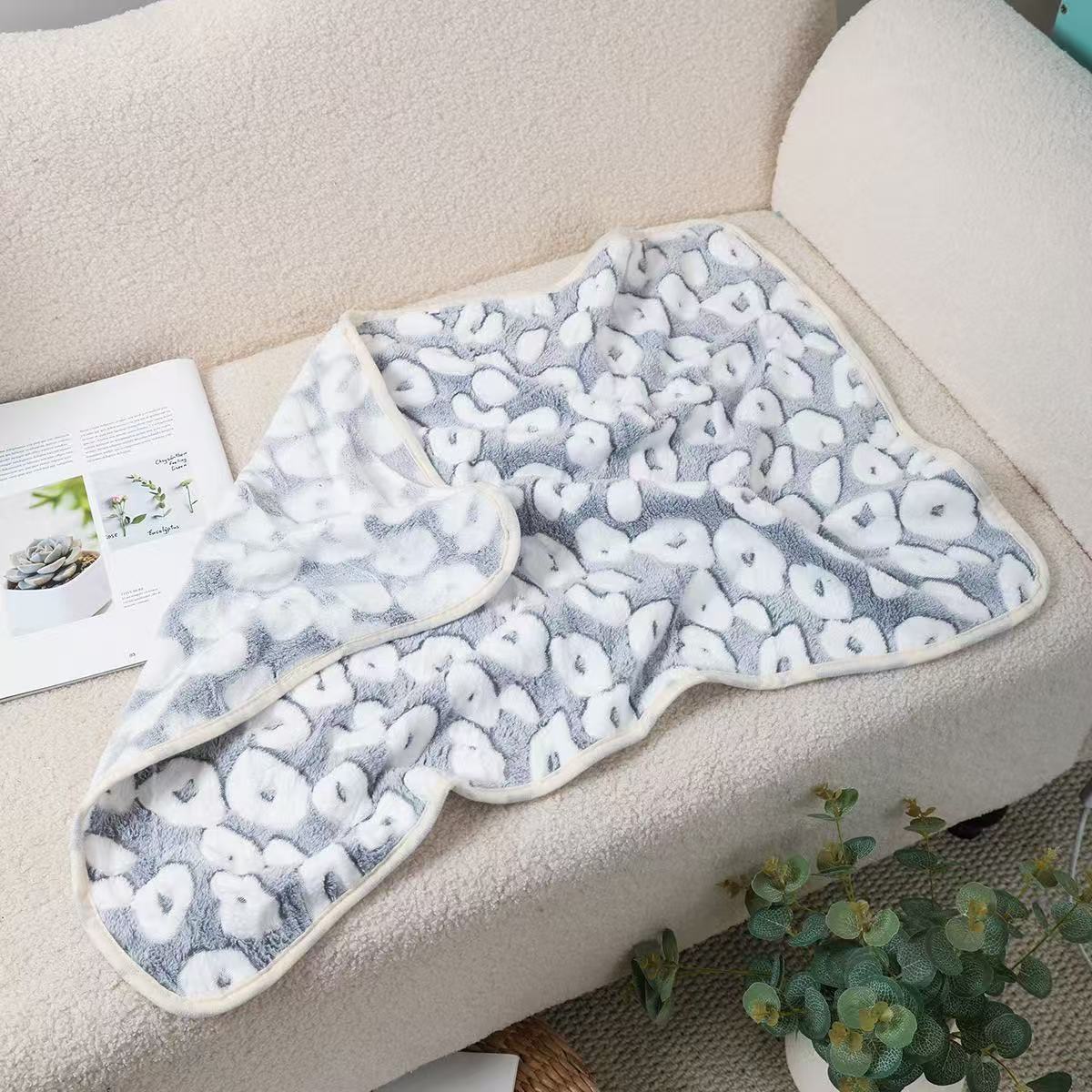 Soft warm fleece blanket for small pets, second detail photo