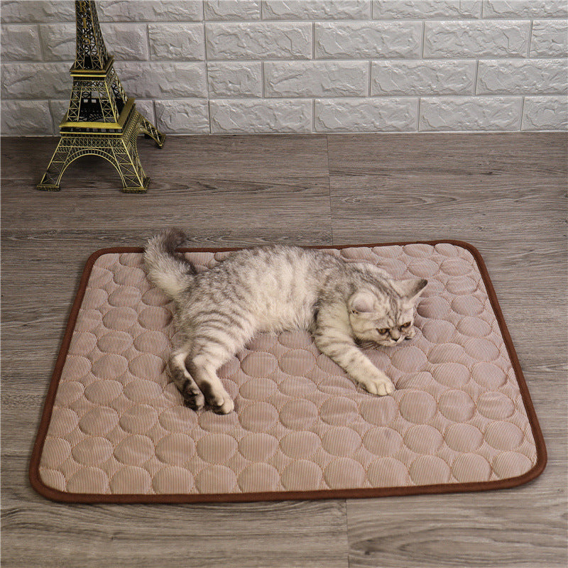 Cooling nylon pet mat for dogs and cats in Coffee, close-up detail