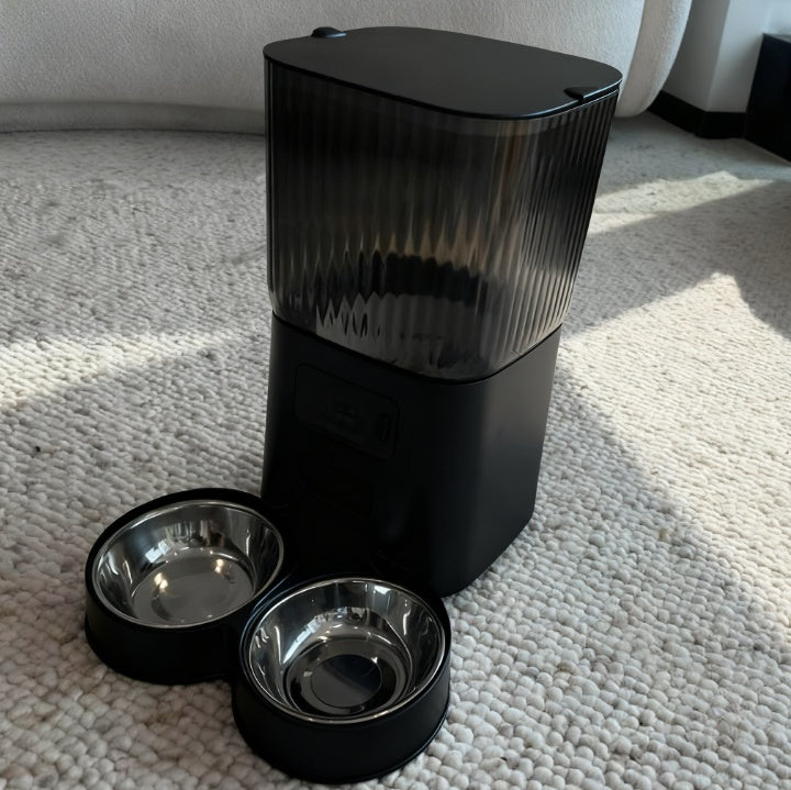 Automatic pet feeder