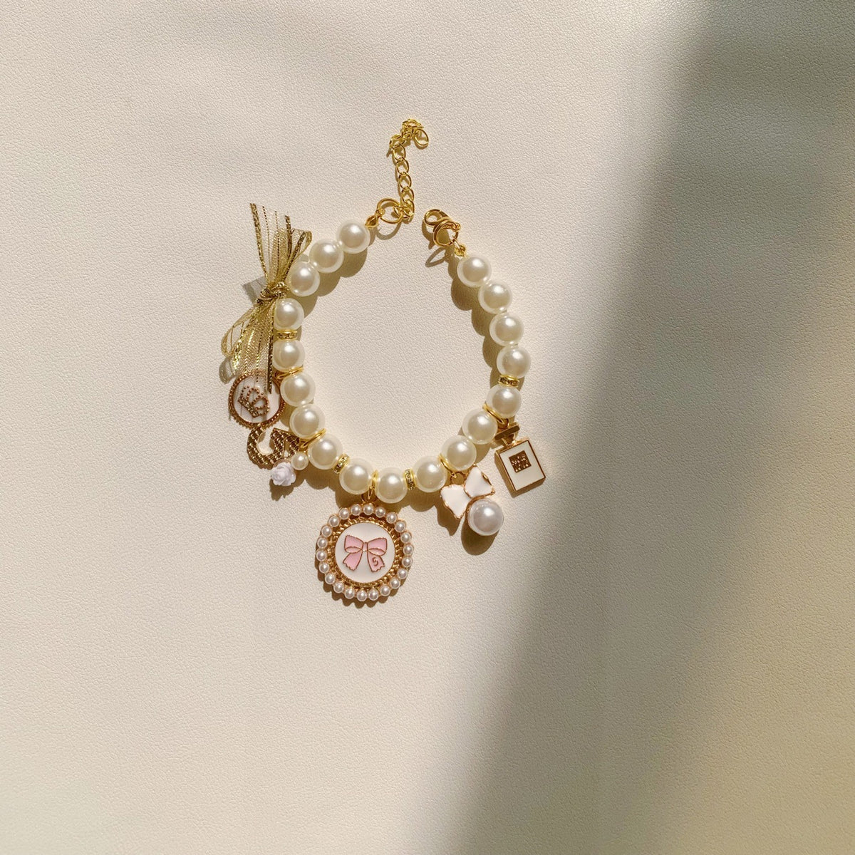 Faux pearl necklace collar with bell in Black, material detail