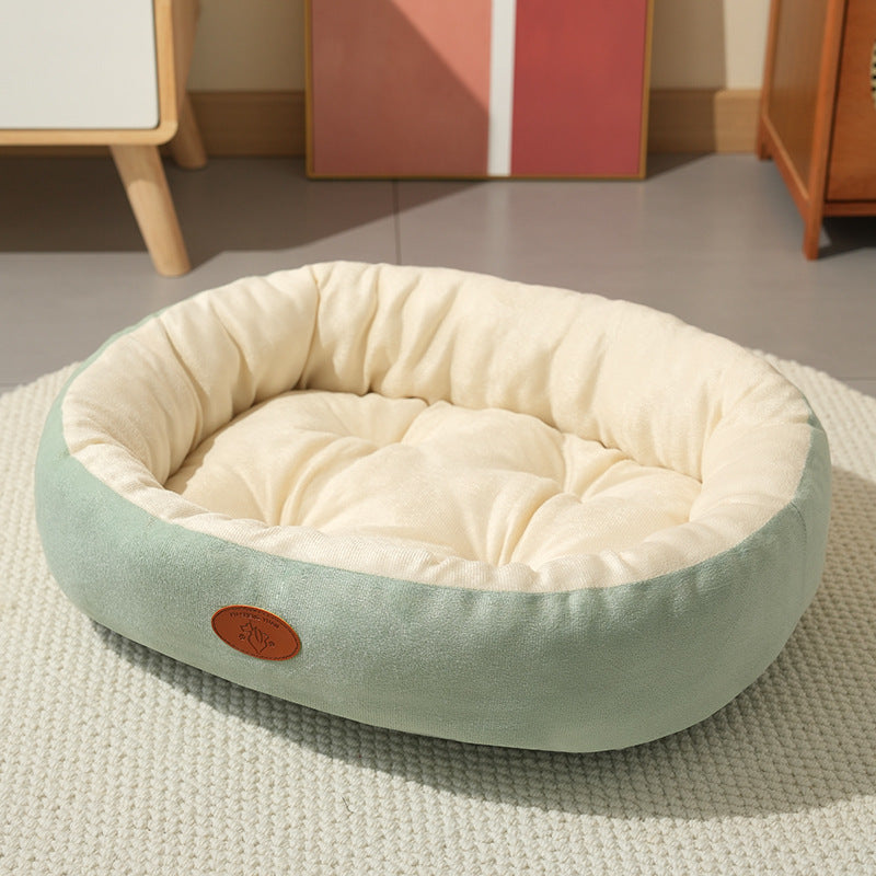 Fleece-lined oval pet bed for winter, product overview photo