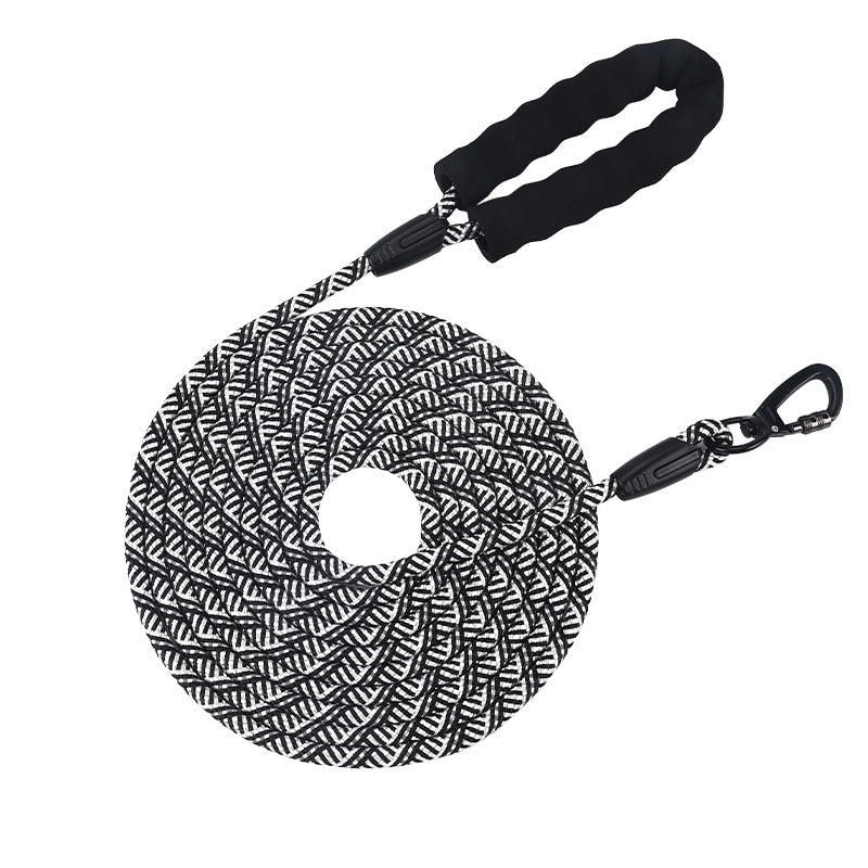 Reflective nylon dog lead for walks and tracking, ideal for everyday use
